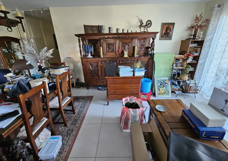Meubles et effets personnels à trier dans un logement