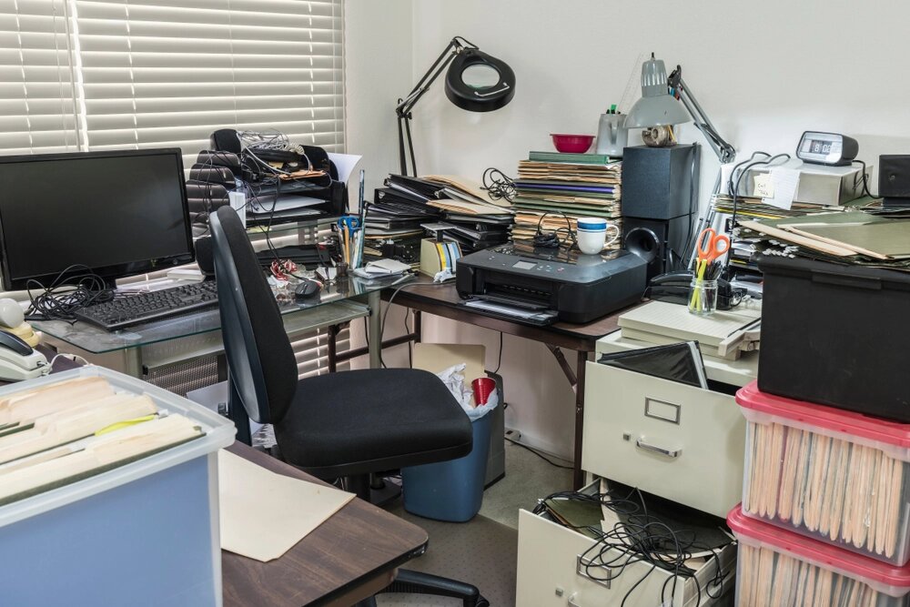 Bureau encombré de mobilier et de matériel informatique