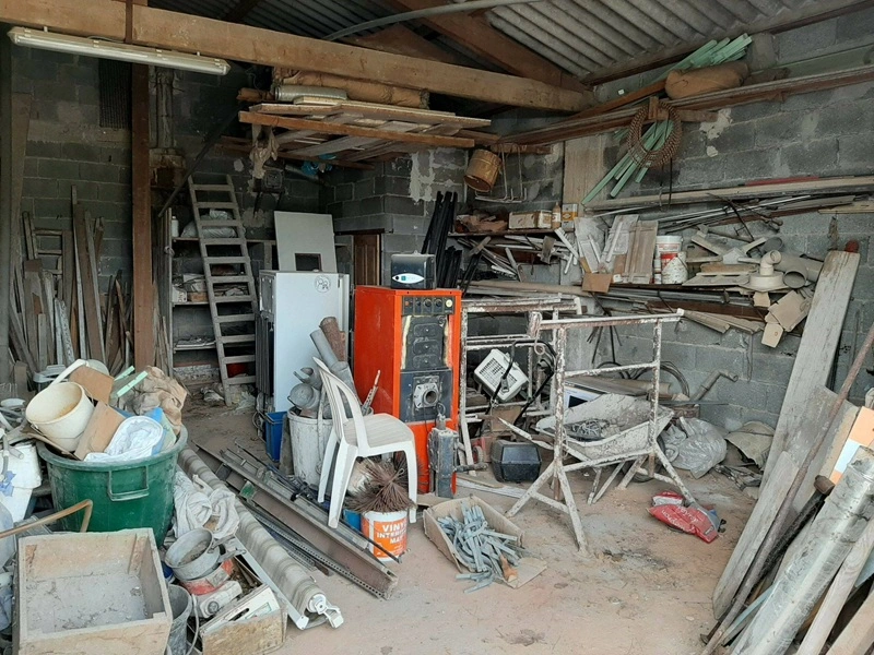 Garage encombré de bois, meubles et objets à évacuer