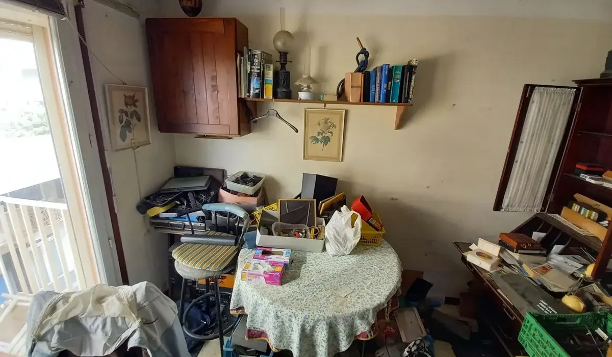 Mobilier et objets dans une maison à débarrasser